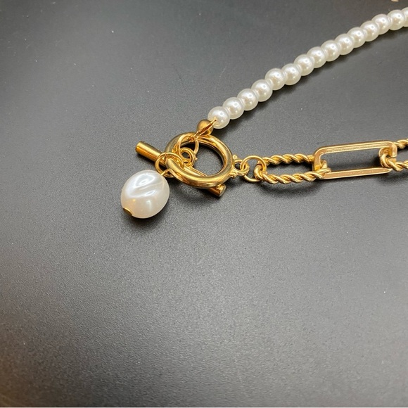 NWOT Elegant Gold and Pearl Necklace - Picture 3 of 6